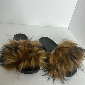 WOMANS FURRY SLIP ON SANDALS SIZE 7